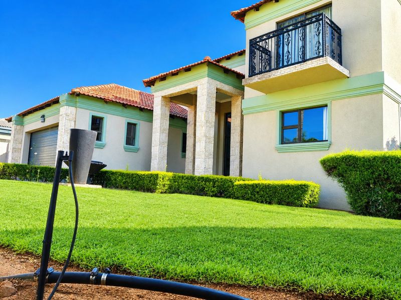 Family Home in Eagles Crest with Balcony Vistas - Photo 1