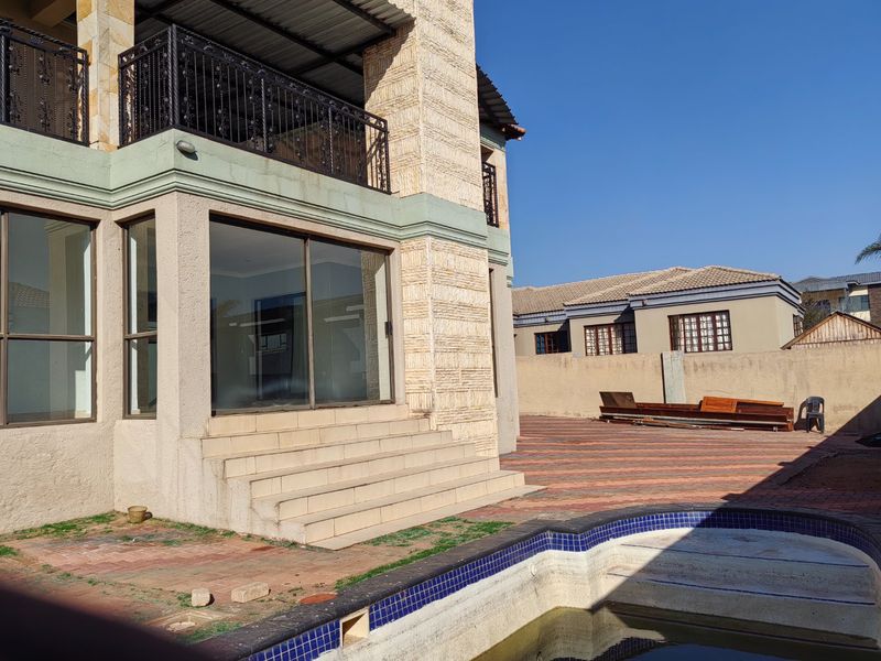 Family Home in Eagles Crest with Balcony Vistas - Photo 6