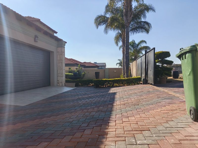Family Home in Eagles Crest with Balcony Vistas - Photo 4