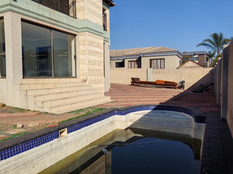 Family Home in Eagles Crest with Balcony Vistas - Photo 5