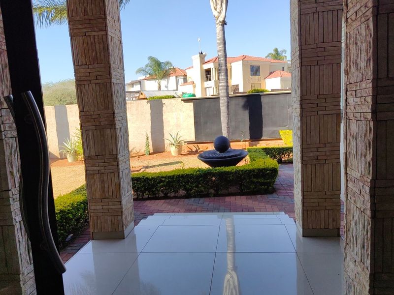 Family Home in Eagles Crest with Balcony Vistas - Photo 2