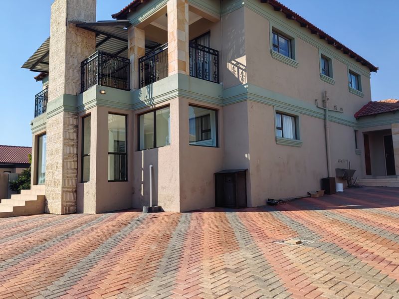 Family Home in Eagles Crest with Balcony Vistas - Photo 8