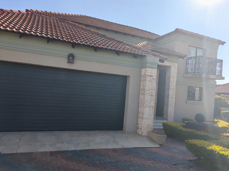 Family Home in Eagles Crest with Balcony Vistas - Photo 7
