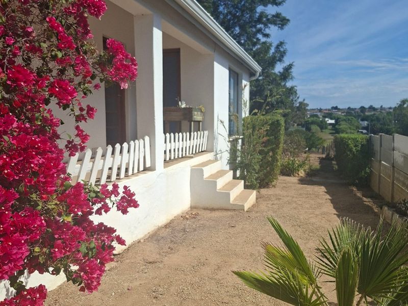 3 Bedroom Home with Character and Beautiful Views for Sale in Hopefield - Photo 3