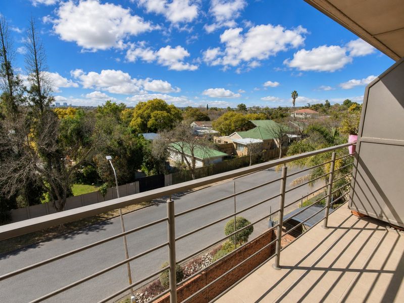 Top floor Edenvale flat with lift access - Photo 5