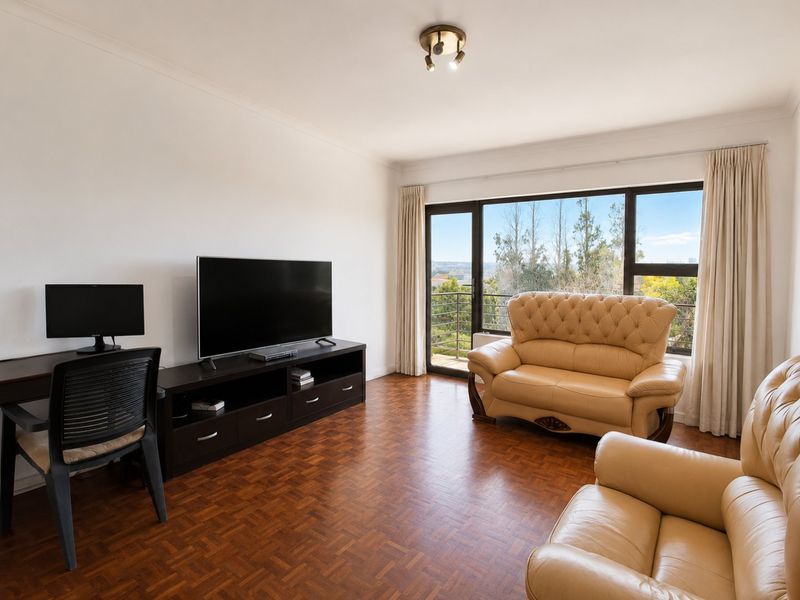 Top floor Edenvale flat with lift access - Photo 3