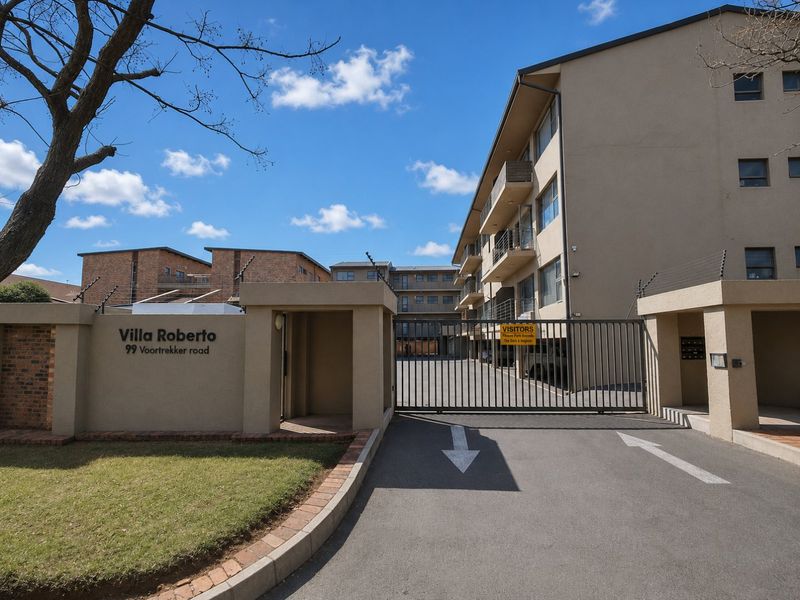 Top floor Edenvale flat with lift access - Photo 1