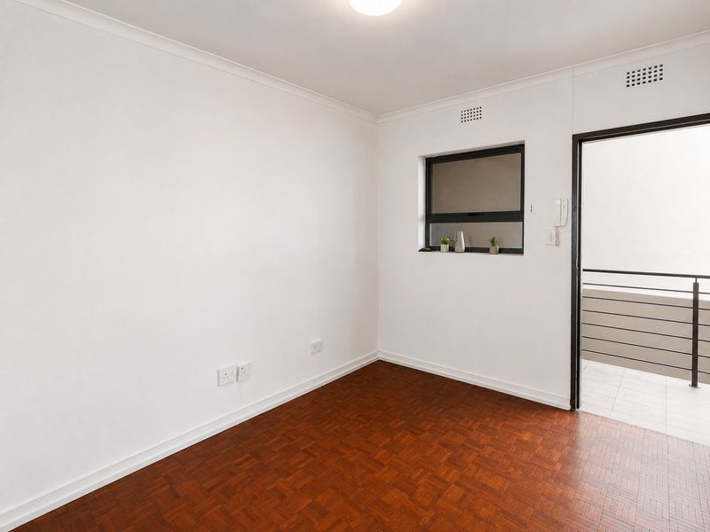 Top floor Edenvale flat with lift access - Photo 4