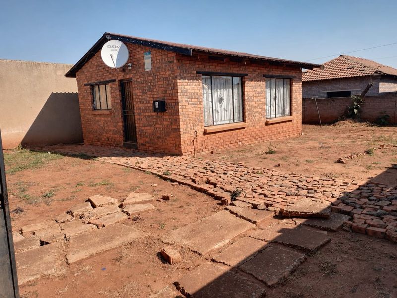 Cosmetically Update 2 bedroom in Vosloorus x4 FOR SALE - Photo 2
