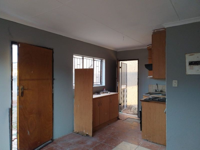Cosmetically Update 2 bedroom in Vosloorus x4 FOR SALE - Photo 4