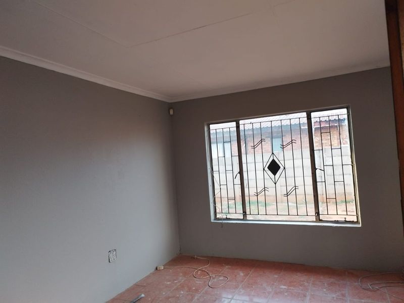 Cosmetically Update 2 bedroom in Vosloorus x4 FOR SALE - Photo 9
