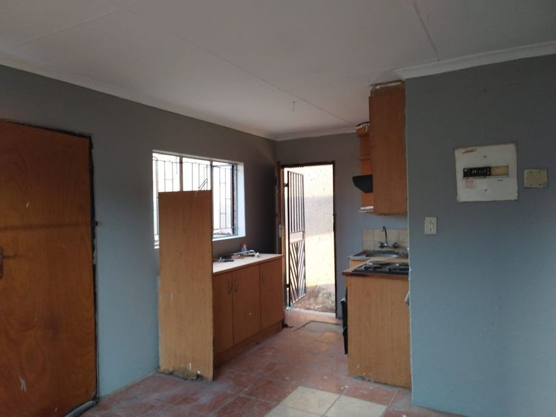 Cosmetically Update 2 bedroom in Vosloorus x4 FOR SALE - Photo 5
