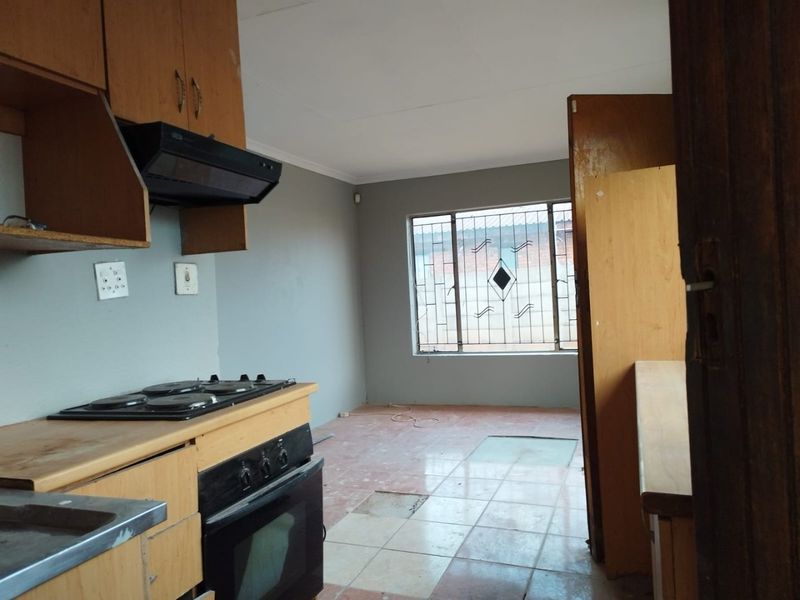 Cosmetically Update 2 bedroom in Vosloorus x4 FOR SALE - Photo 3