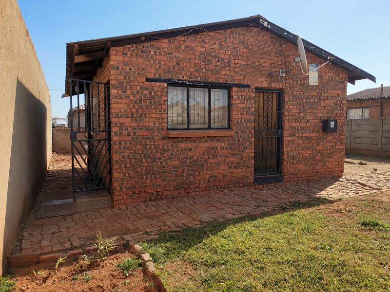 Cosmetically Update 2 bedroom in Vosloorus x4 FOR SALE - Photo 1