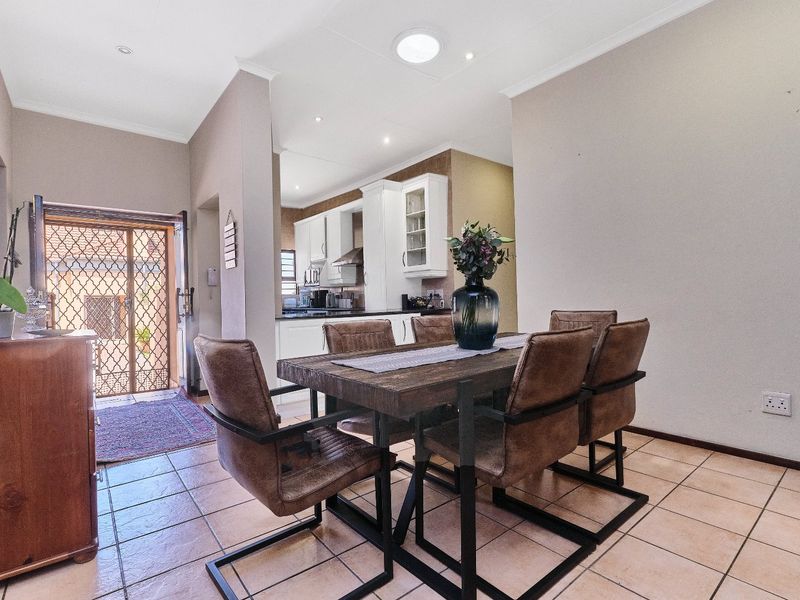 3 Bedroom Cluster in Bryanston - Photo 4