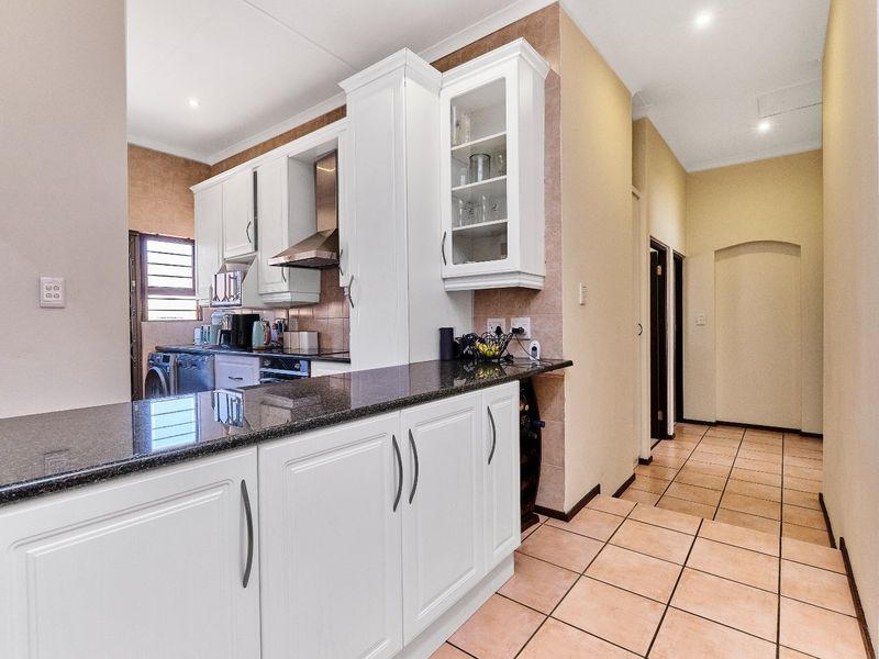 3 Bedroom Cluster in Bryanston - Photo 10