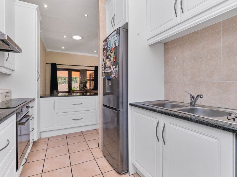 3 Bedroom Cluster in Bryanston - Photo 9