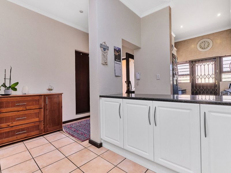 3 Bedroom Cluster in Bryanston - Photo 5