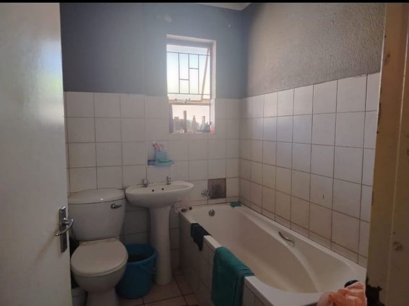 2 Bedroom Apartment For Sale in Kempton Park - Photo 8