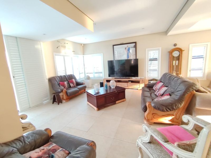 605 Marine Drive, Ocean View R3,999,999 - Photo 3
