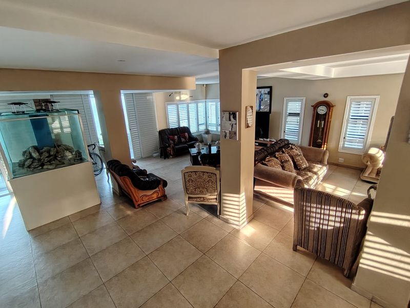 605 Marine Drive, Ocean View R3,999,999 - Photo 4