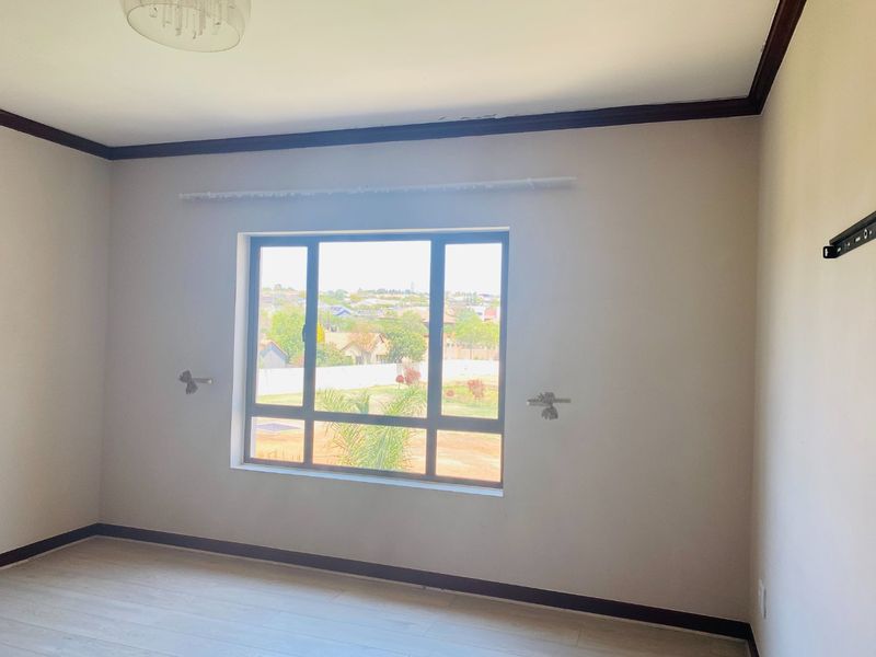 Modern 2 Bedroom Apartment for sale in Summerset - Photo 9