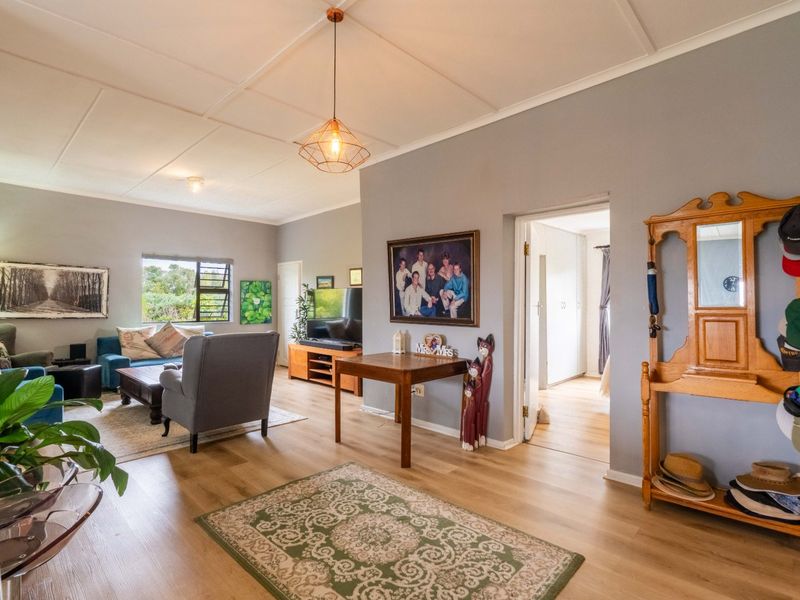 Charming Country Farmhouse in the Heart of Hoekwil - Photo 4