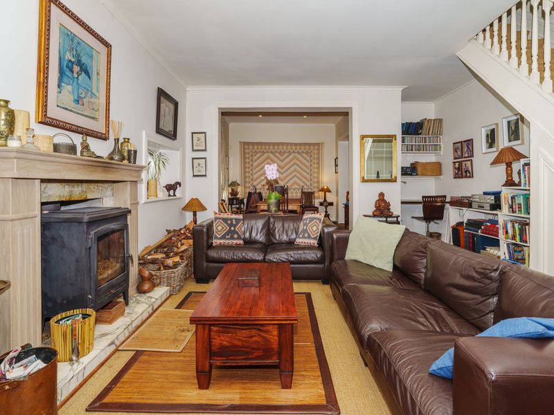 Rare Gem of a semi-detached 3-bed Victorian home in Prime Chelsea, Wolfe street - Photo 2