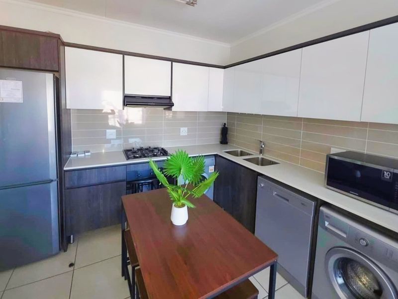 Furnished 1 Bedroom Apartment in The Sandown, Bloubergstrand - Photo 2