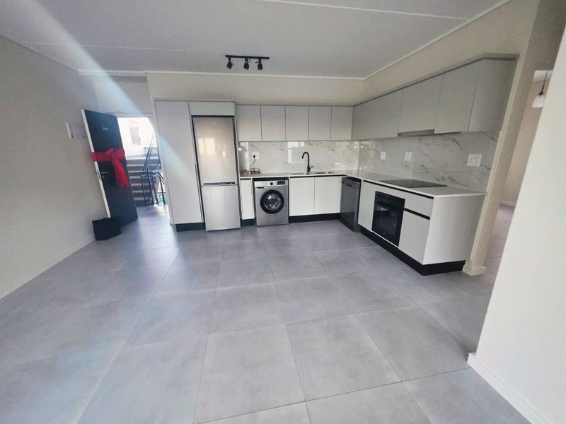 Modern 2-Bedroom Apartment in Suikerbos Estate - Photo 2