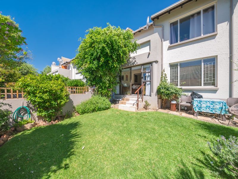 Stunning 1 Bedroom Garden Apartment with Enclosed Patio - Photo 3