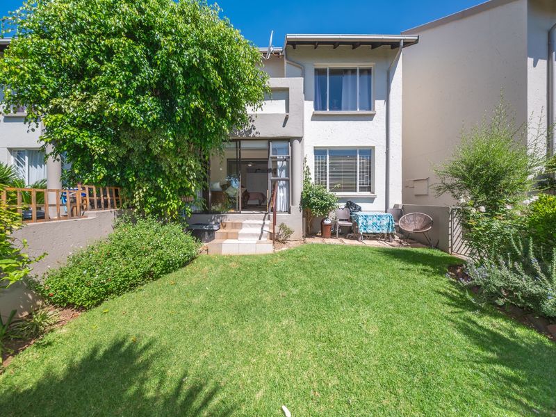 Stunning 1 Bedroom Garden Apartment with Enclosed Patio - Photo 2