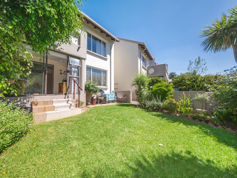 Stunning 1 Bedroom Garden Apartment with Enclosed Patio - Photo 1