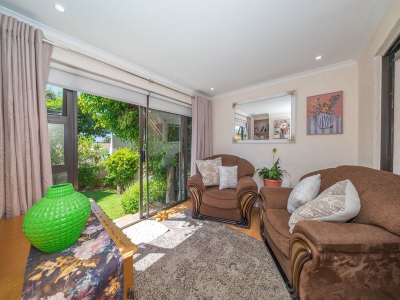 Stunning 1 Bedroom Garden Apartment with Enclosed Patio - Photo 5