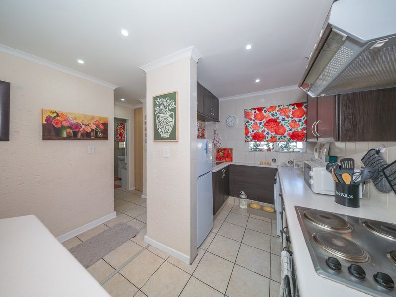 Stunning 1 Bedroom Garden Apartment with Enclosed Patio - Photo 10