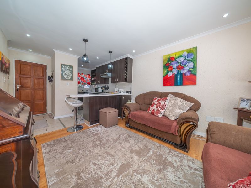 Stunning 1 Bedroom Garden Apartment with Enclosed Patio - Photo 7