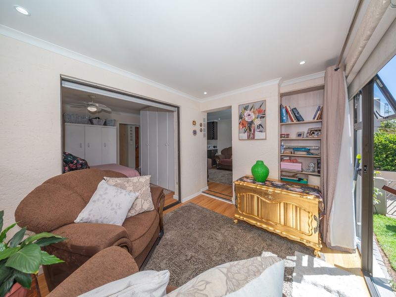 Stunning 1 Bedroom Garden Apartment with Enclosed Patio - Photo 6