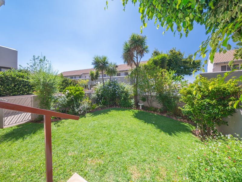Stunning 1 Bedroom Garden Apartment with Enclosed Patio - Photo 4