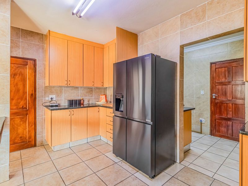 Stunning Family Home for Sale in Sovereign Park Estate | Bedfordview | Opposite Reddam School - Photo 9
