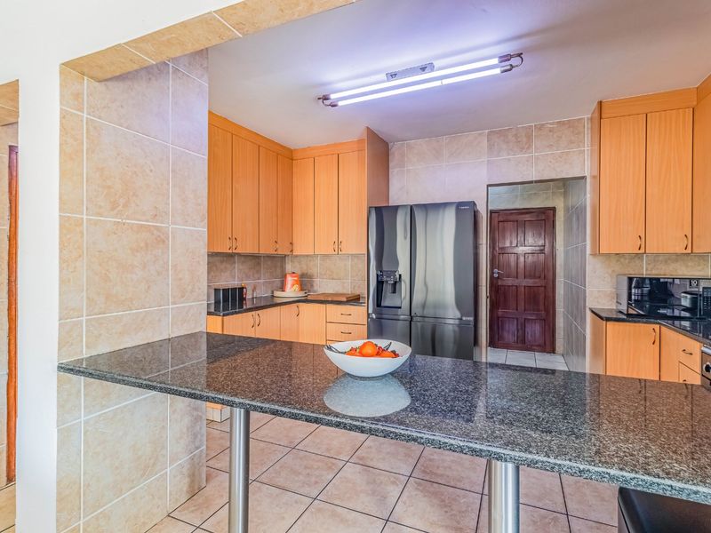 Stunning Family Home for Sale in Sovereign Park Estate | Bedfordview | Opposite Reddam School - Photo 8