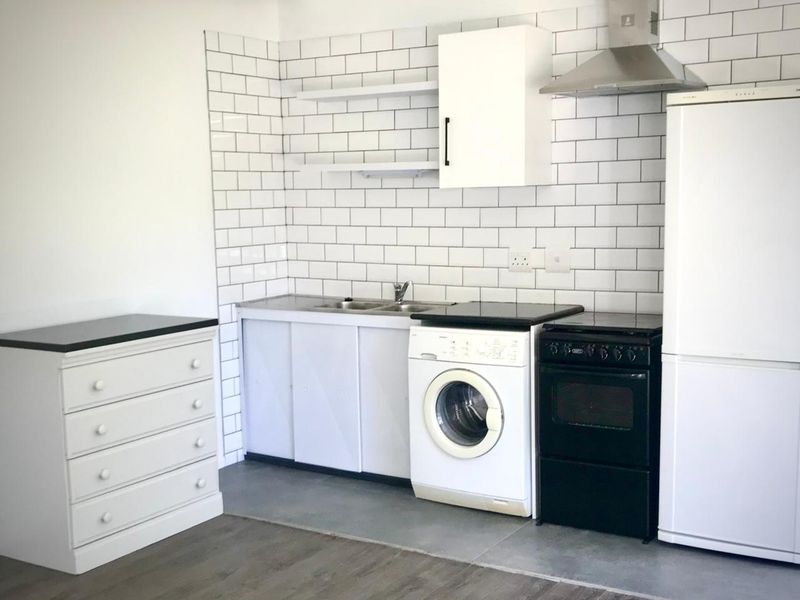 Charming 1-Bedroom Cottage to Rent in Observatory - Photo 3
