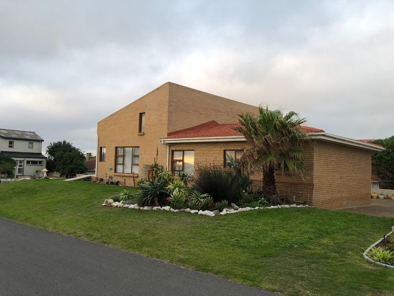 Perlemoenbaai - Spacious Family Home Just a Street from the Ocean  - Photo 1