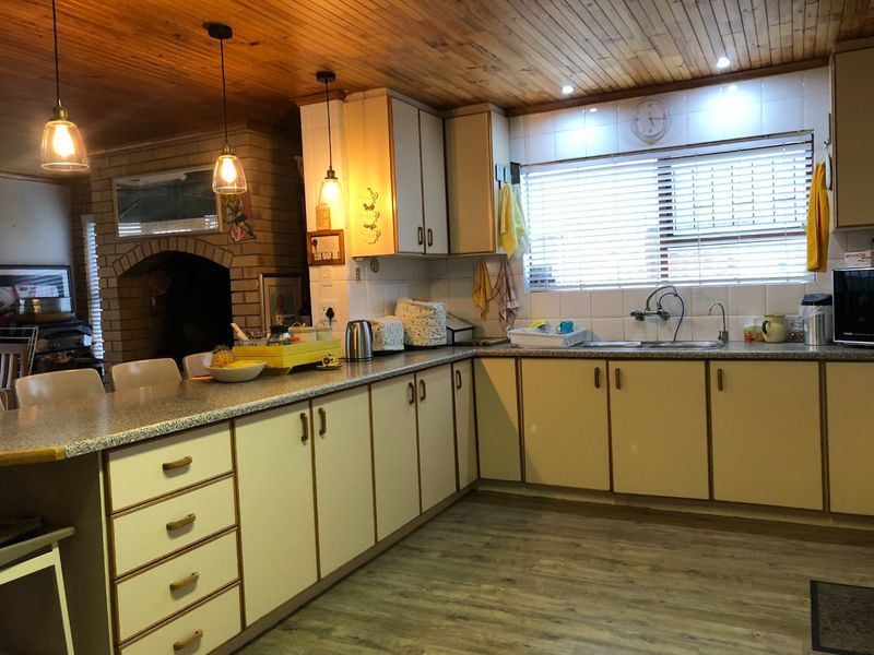 Perlemoenbaai - Spacious Family Home Just a Street from the Ocean  - Photo 2