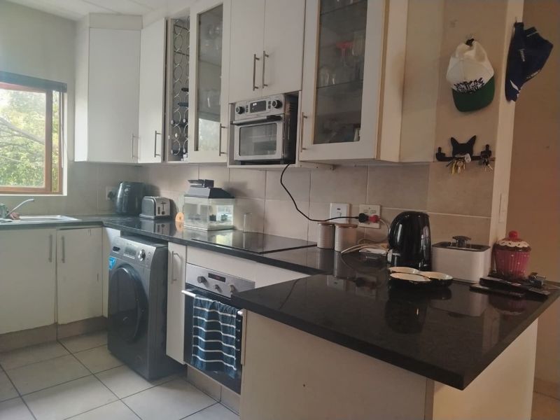 Secure 2-Bedroom, 2-Bathroom Lifestyle Apartment in Riverglades - Photo 2
