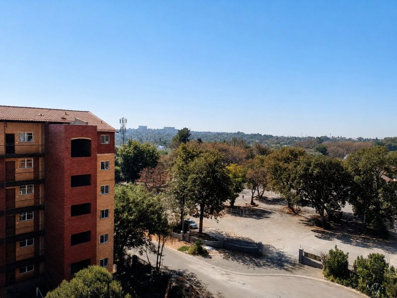 Secure Top Floor Apartment with Scenic Views and Private Balcony - Photo 4