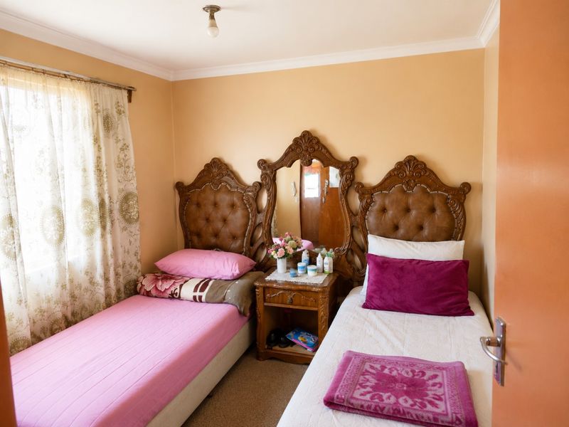 A VERY NEAT JUST MOVE PROPERTY FOR SALE IN MANDELA PARK - Photo 4