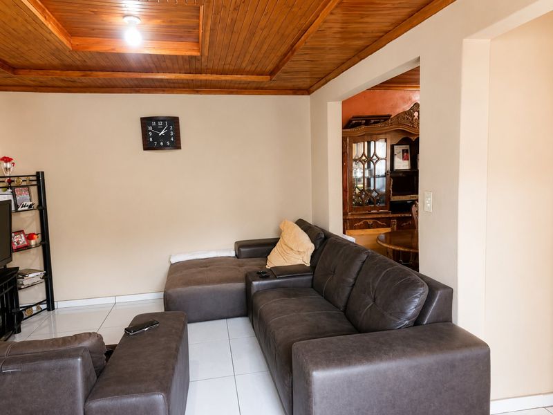A VERY NEAT JUST MOVE PROPERTY FOR SALE IN MANDELA PARK - Photo 9