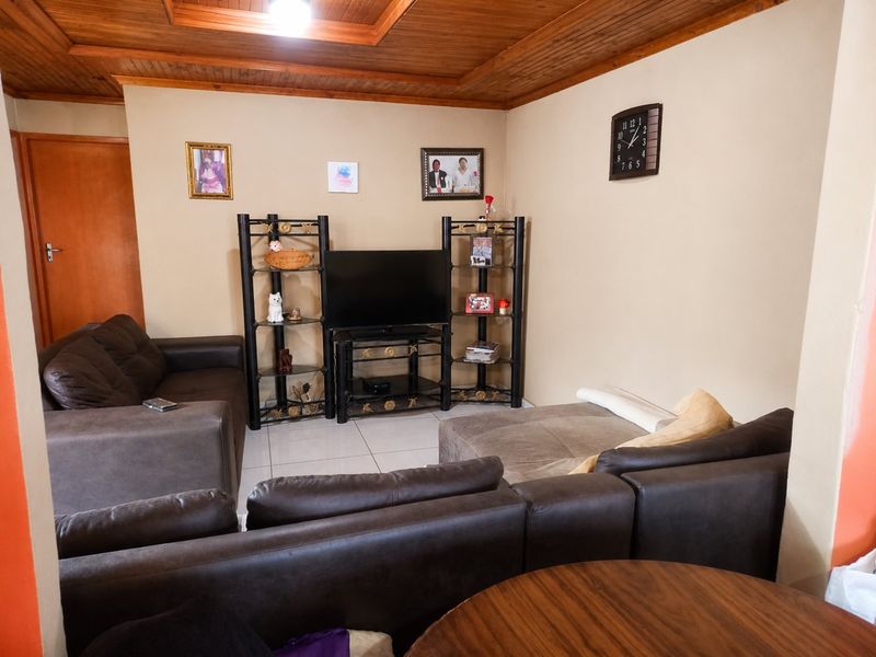 A VERY NEAT JUST MOVE PROPERTY FOR SALE IN MANDELA PARK - Photo 10