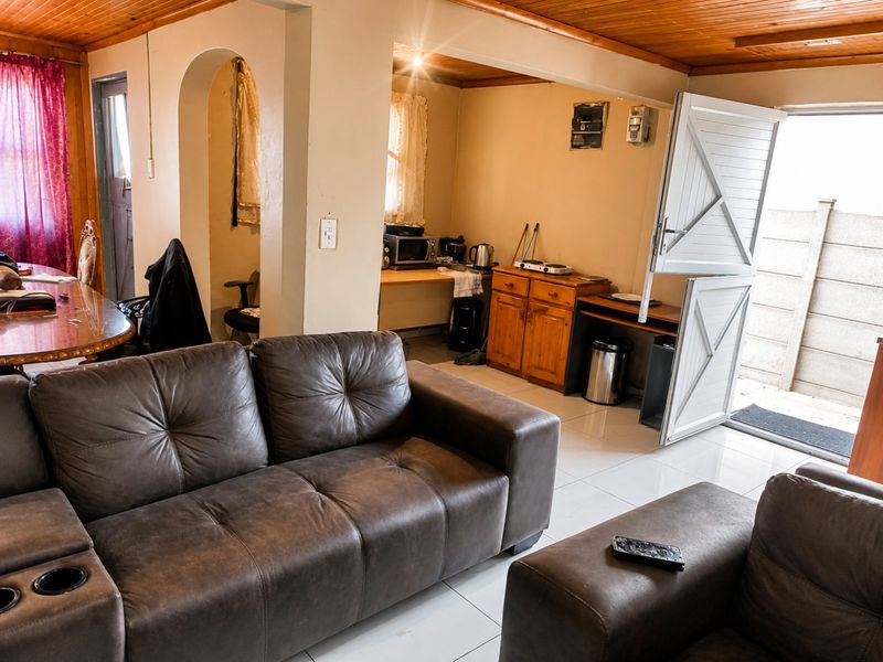 A VERY NEAT JUST MOVE PROPERTY FOR SALE IN MANDELA PARK - Photo 6