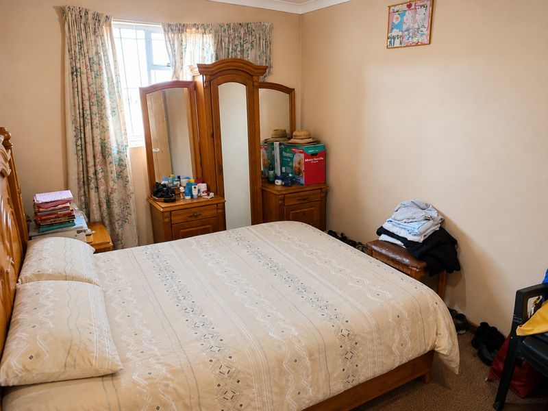 A VERY NEAT JUST MOVE PROPERTY FOR SALE IN MANDELA PARK - Photo 2